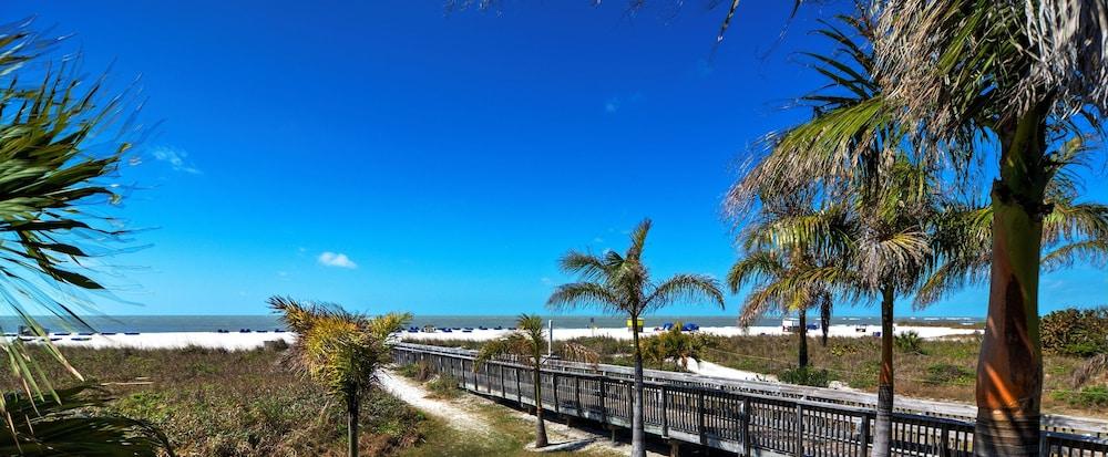 The Beachcomber St. Pete Beach Resort & Hotel Exterior photo