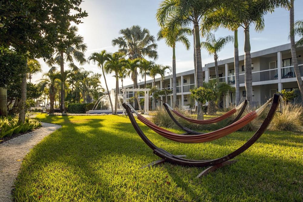 The Beachcomber St. Pete Beach Resort & Hotel Exterior photo