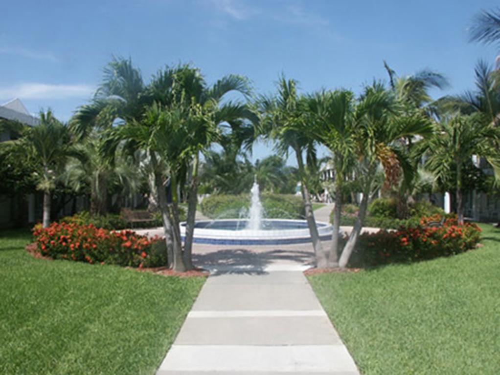 The Beachcomber St. Pete Beach Resort & Hotel Exterior photo