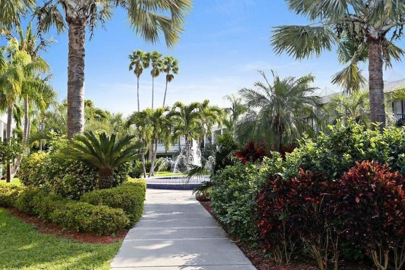 The Beachcomber St. Pete Beach Resort & Hotel Exterior photo